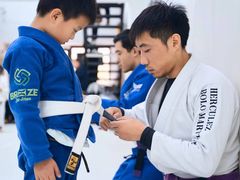 -菠萝格斗巴西柔术训练馆