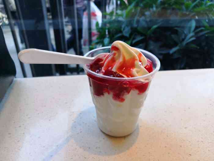 麦当劳(田林沃尔玛店)-"服务态度那么差,你作为一个服务员对客人翻.