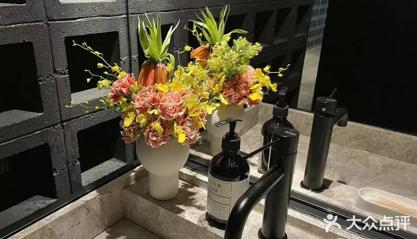 听说他家为很多顶流做过花花~