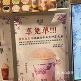 山中何事？ 松花酿酒，春水煎茶。