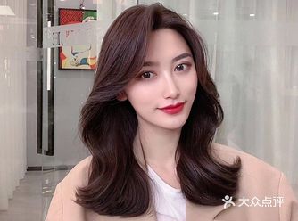 锁骨长度的发型，一个C型就深得人心