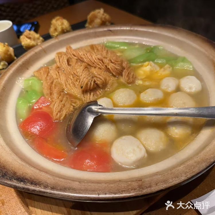 服务人员会拿着活的河豚提供拍照服务