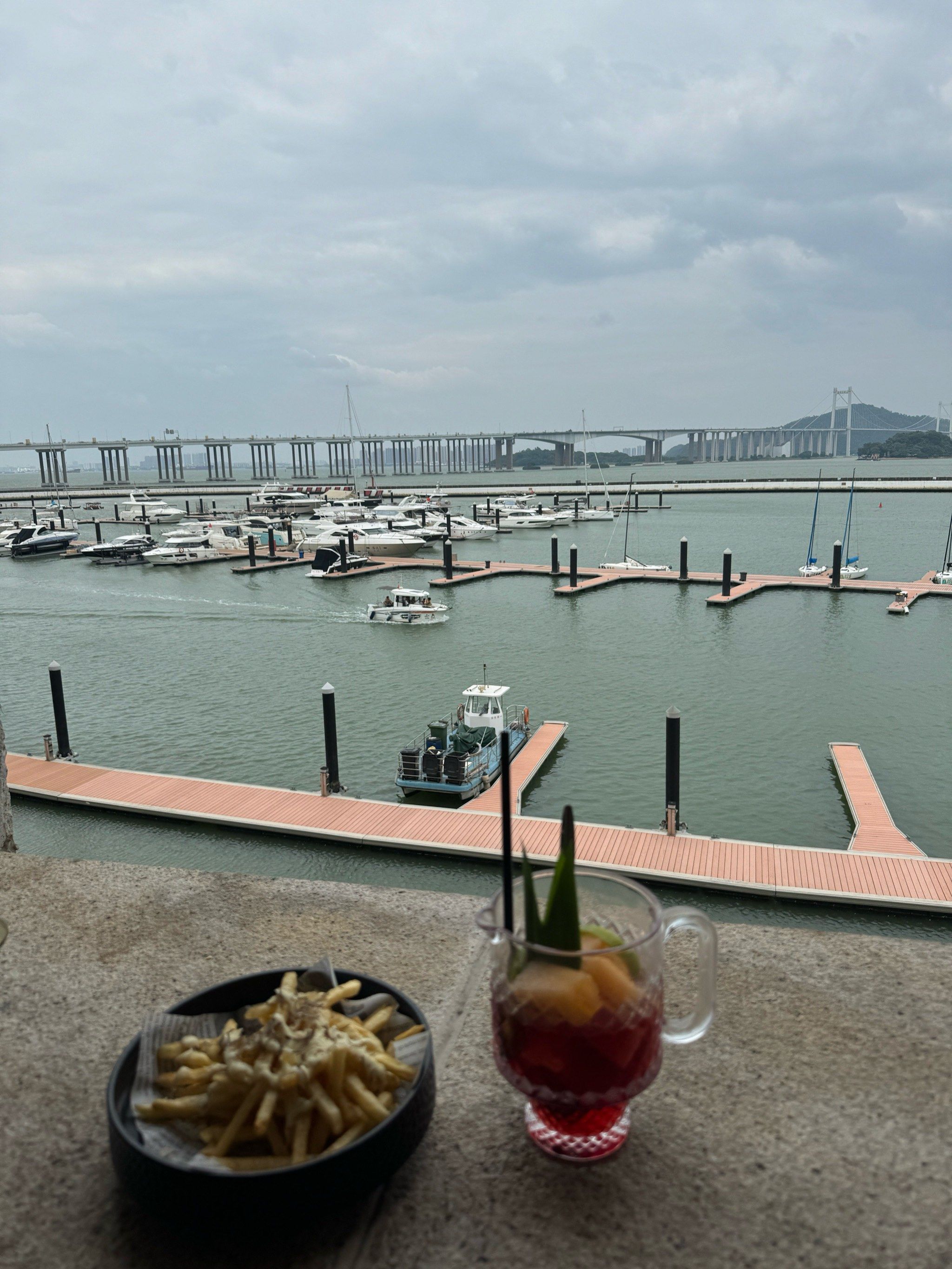 南沙游艇会
景观点比较好的西餐厅啦

室外景观位需要排队等待