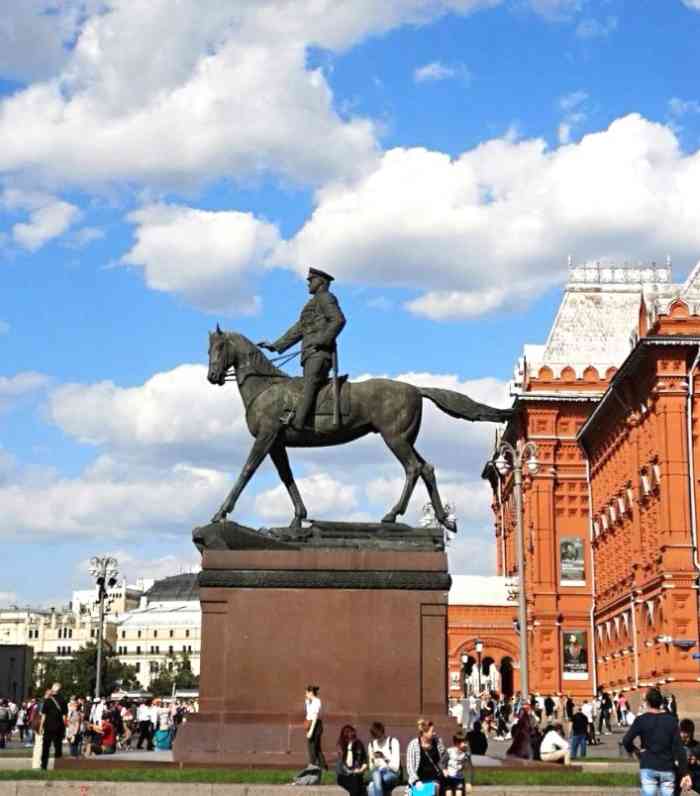 朱可夫元帅雕像-"朱可夫元帅雕像位于莫斯科红场,整个用青铜.