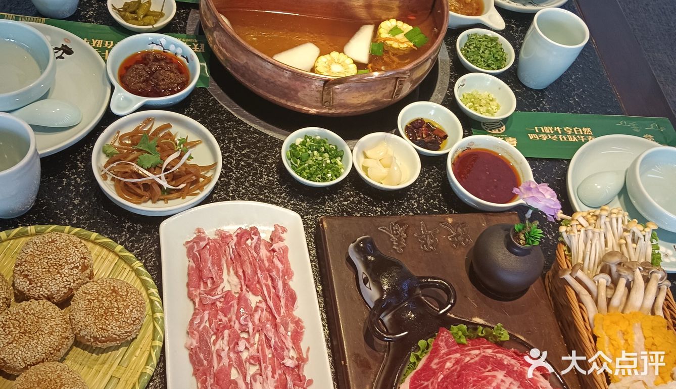 吃火锅就来跃华春，他们家的牛肉都经过精心挑选与切割