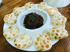鲅鱼酱配石头饼-聚缘堂·海鲜私房菜(松岭路店)