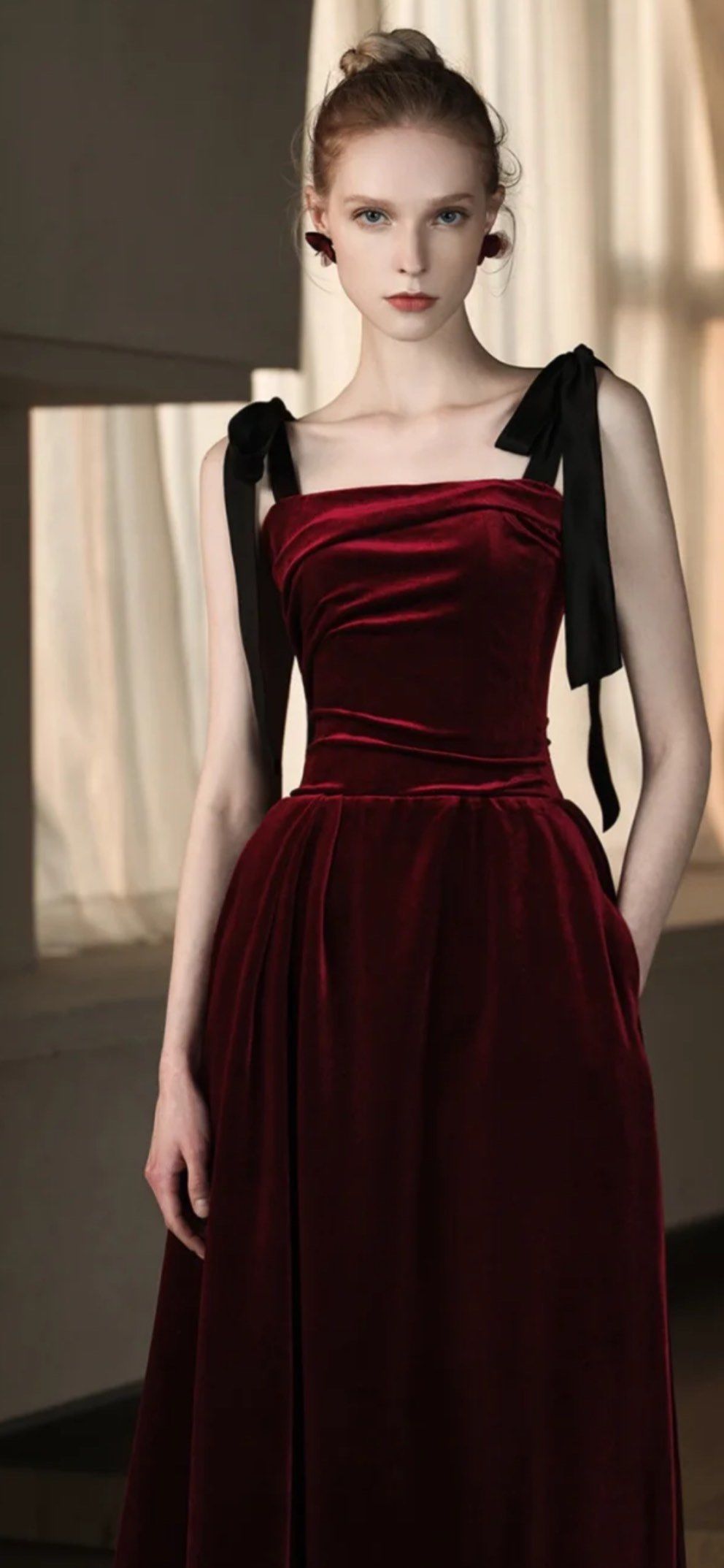 红丝绒礼服品质感高级 
营造出复古的