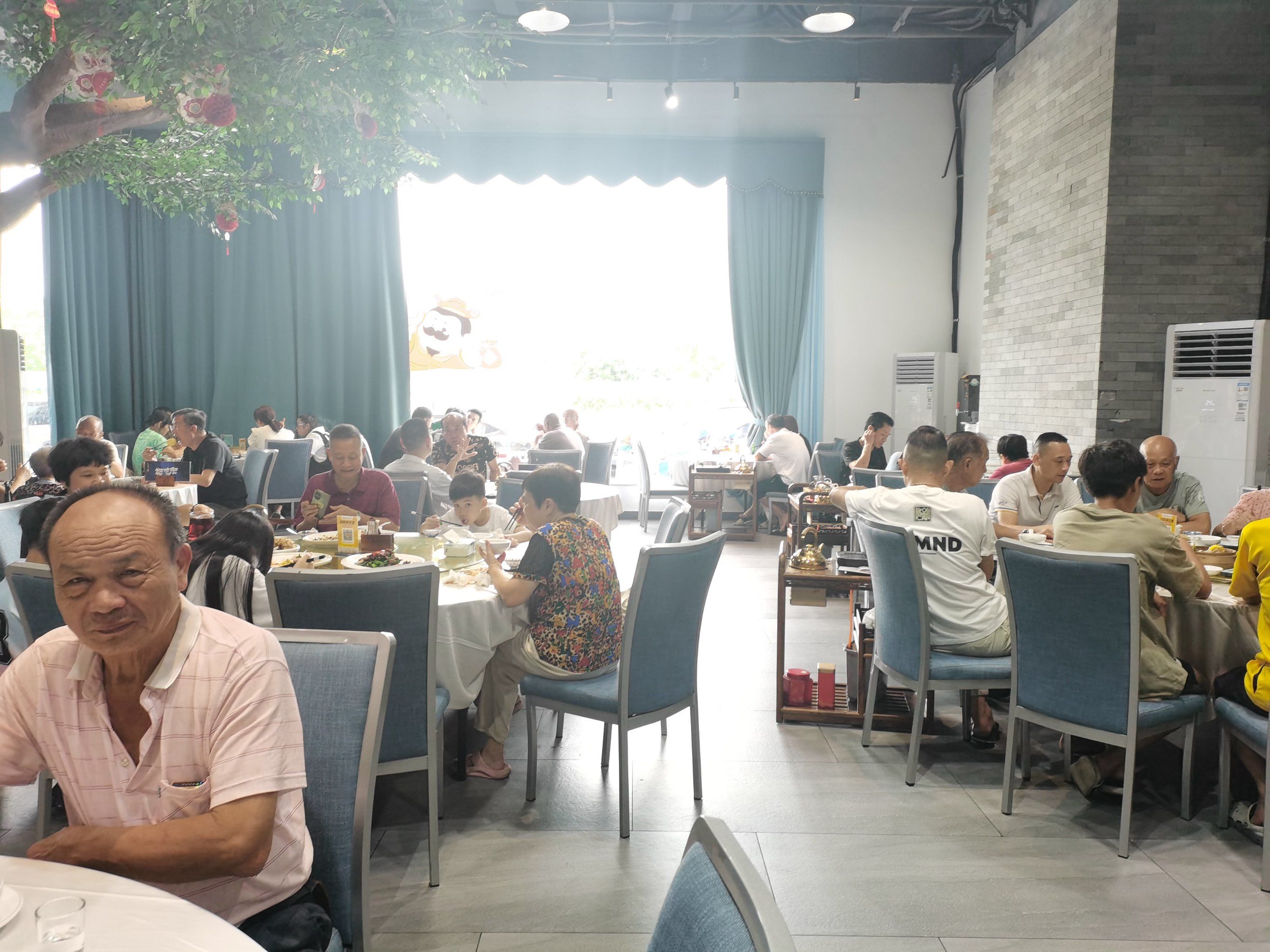 环境优美,服务好,停车方便,菜品色香味俱