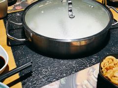 -洪氏嗨捞·广东猪肚鸡·椰子鸡火锅(西咸万象城店)