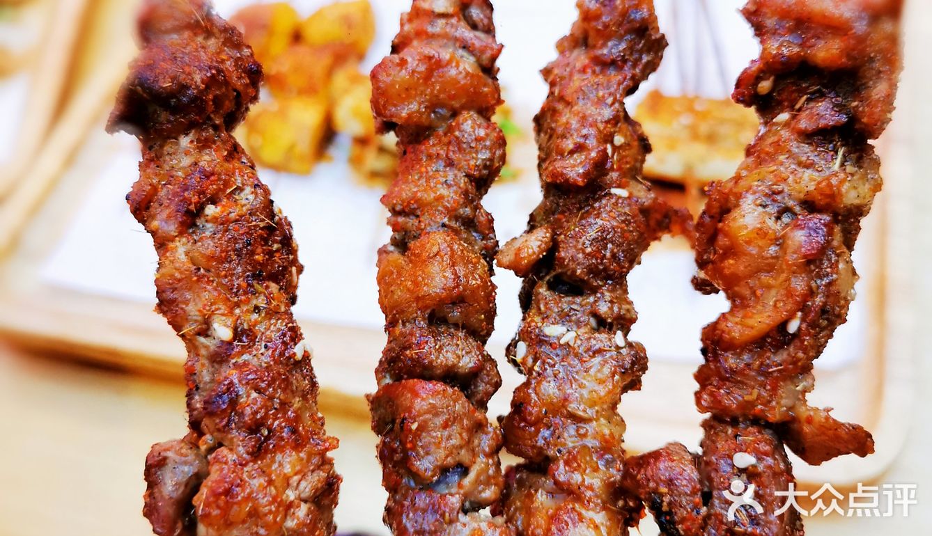 上海探店|齐齐哈尔bbq烧烤的铁板烤鲫鱼,齐齐哈尔大牛肉串实在太好吃
