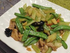 猪颈肉炒荷兰豆-轩记海鲜餐厅·四十五年老字号·经典粤菜(西区彩虹店)