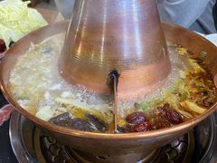 -果松木炭酸菜铜火锅·外婆参鸡汤