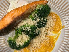 煎三文鱼西兰花藜麦色拉配水波蛋-BAKER&SPICE(BFC外滩金融中心店)