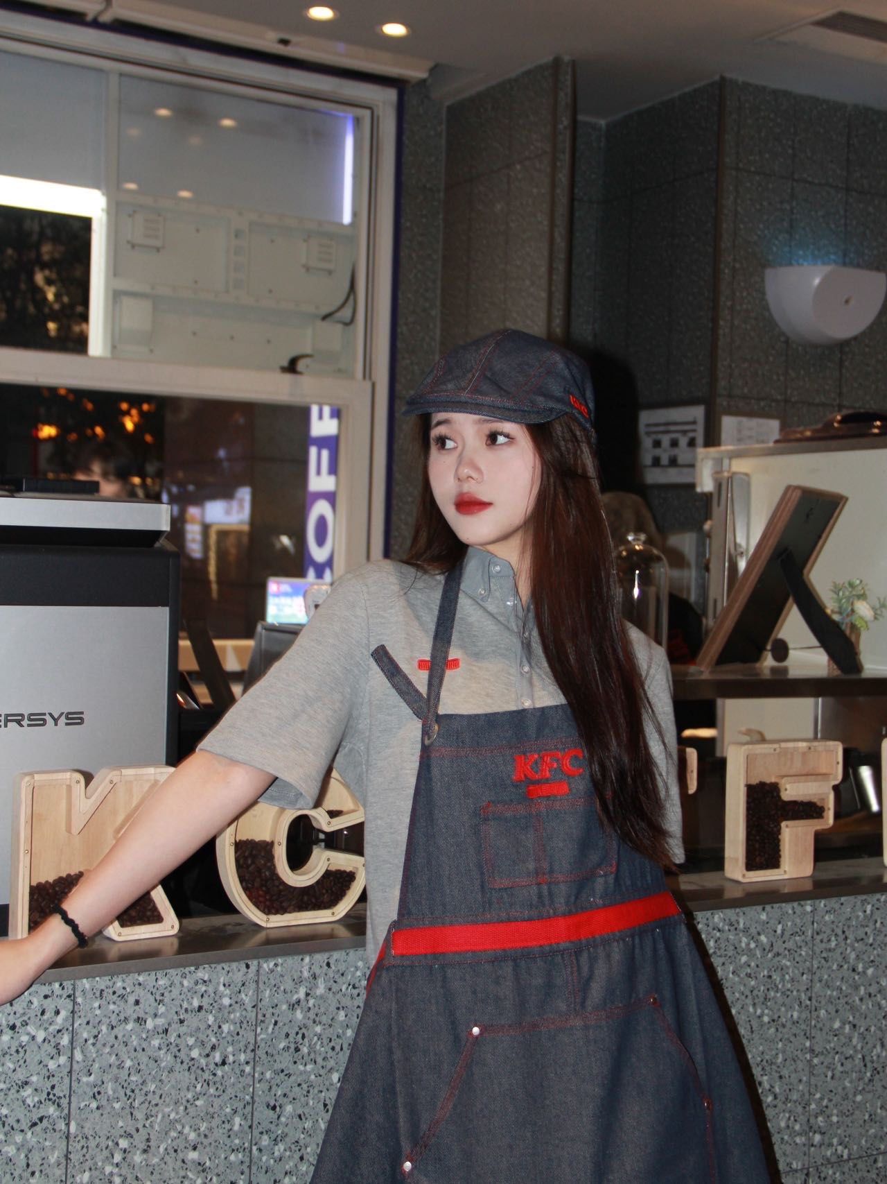 在肯德基中国第1万间门店开启之际,全新的系列员工制服犹如一道闪耀的