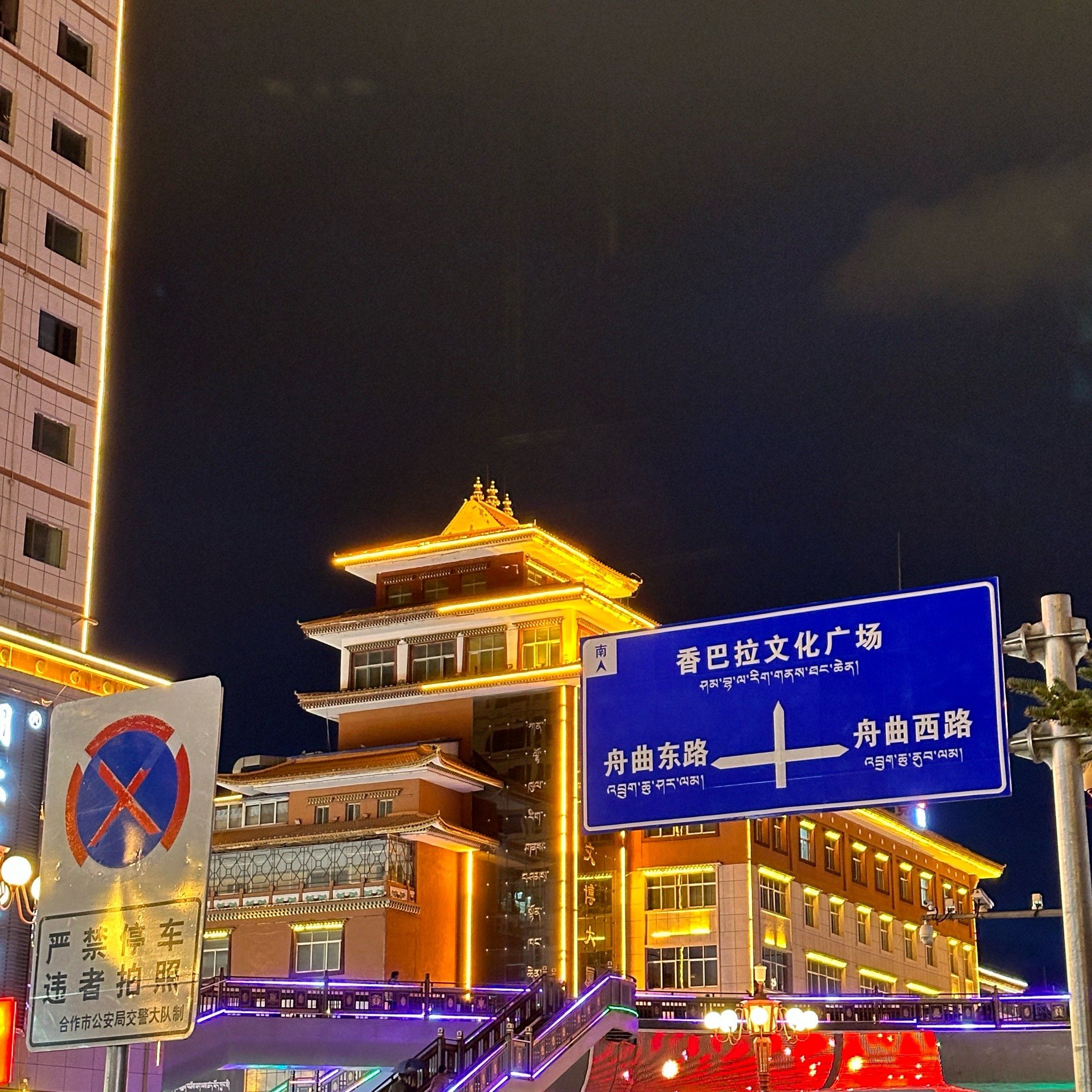 商业街的热闹时光