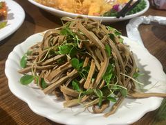 香椿苗拌豆腐丝-合家院饭庄(榆关道店)