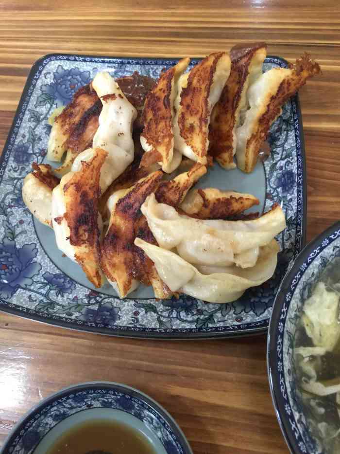 哈贵锅贴-"就开在家门口的锅贴店,周末早上去人是真多.