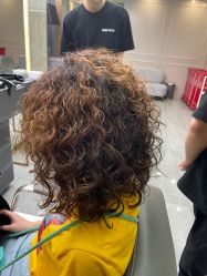 -变画·发型STUDIO