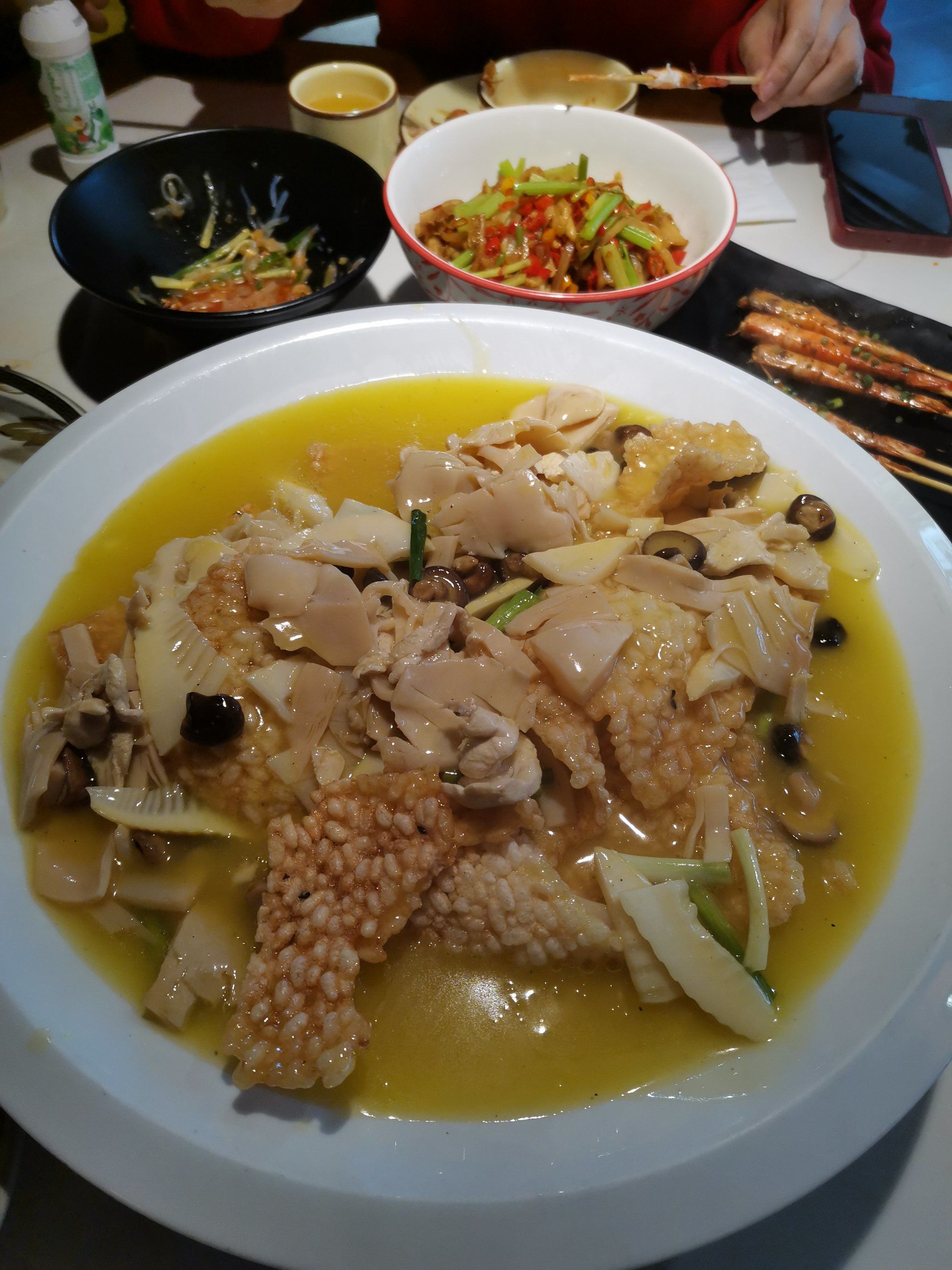 城市尝鲜计划 看到好多人桌上都点了这道菜,上菜的时候,锅巴和汤质乔
