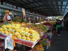 市场右边的水果摊位-羊栏农贸市场(羊新路店)
