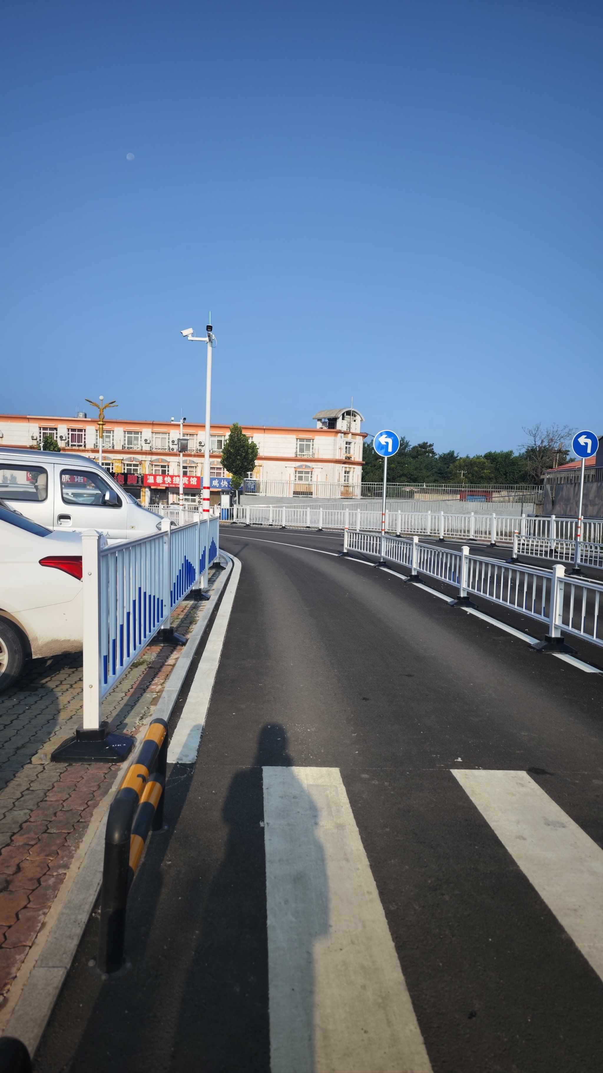 n滦县站附近商业氛围浓厚,吃饭住宿的地方很多.