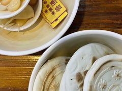 带logo的饼饼-果渊斋老米家泡馍馆(大雁塔店)