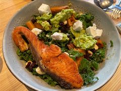 煎三文鱼牛油果色拉-wagas(暖山店)