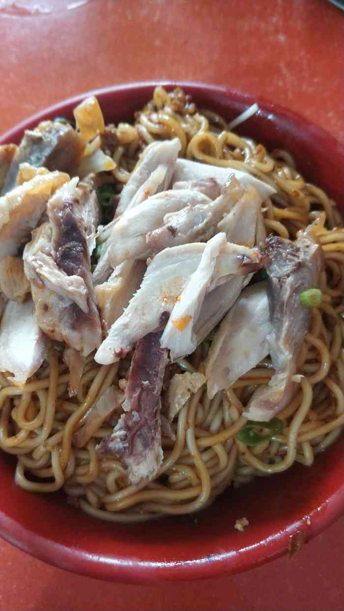 四哥卤鸡面-"量很足很好吃,比较喜欢干拌和烧肉的,干拌.