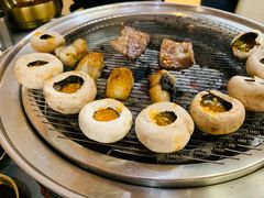 口蘑-围炉肉舍•炭烤活鳗•丹东海鲜烤肉(步行街店)