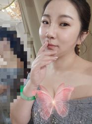 -月月婚纱礼服仓储店(王府井店)