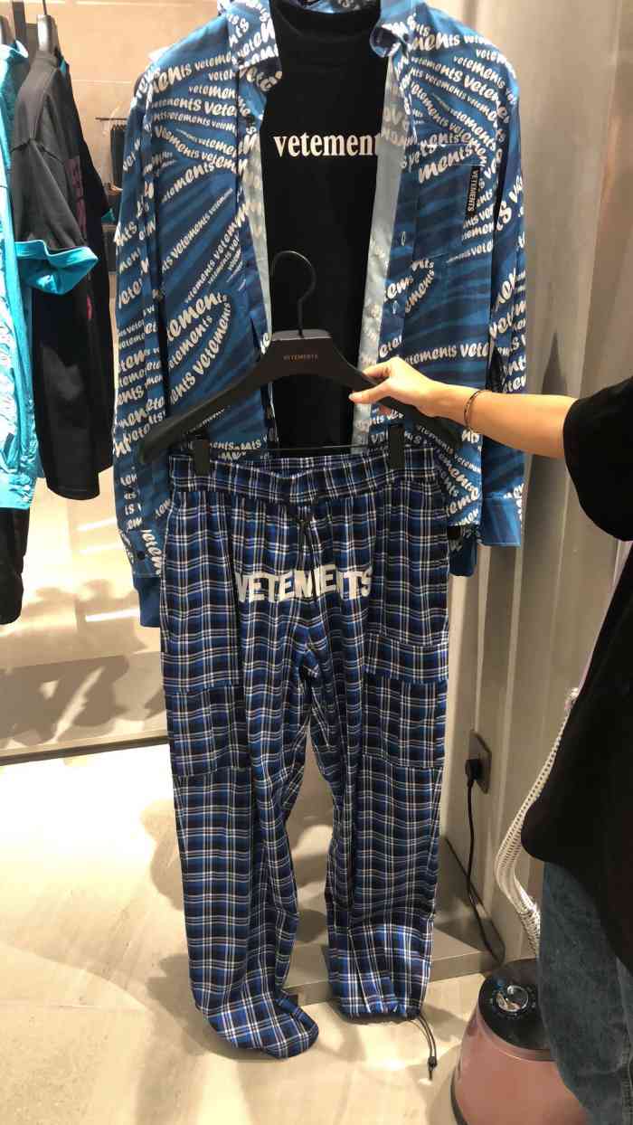 vetements(深圳海岸城购物中心店)-"去海岸城吃饭~路过看到还以为是
