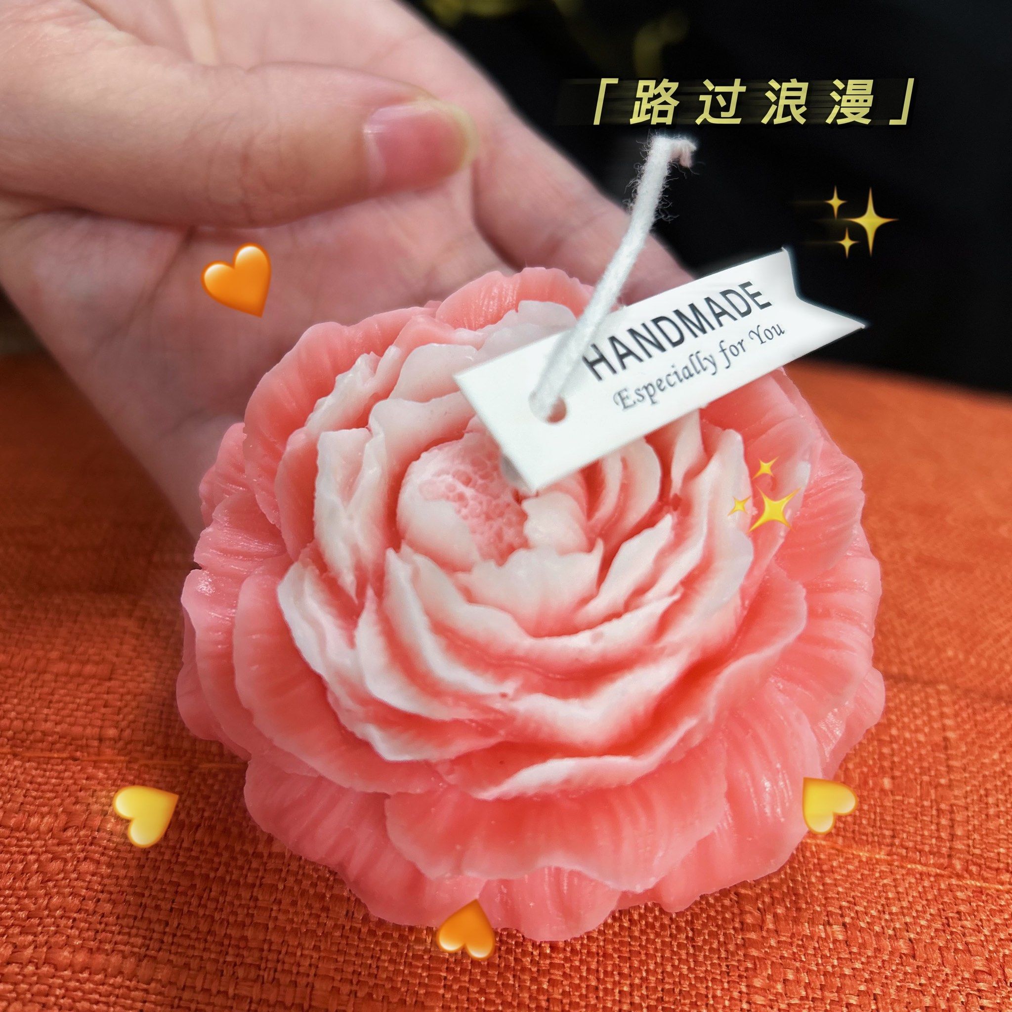 皂花 #玫瑰香薰 
 制作玫瑰花型香薰蜡烛是一种艺术与工艺的结合