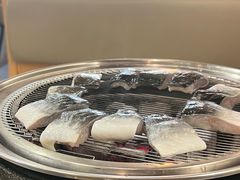 -围炉肉舍•炭烤活鳗•丹东海鲜烤肉(步行街店)