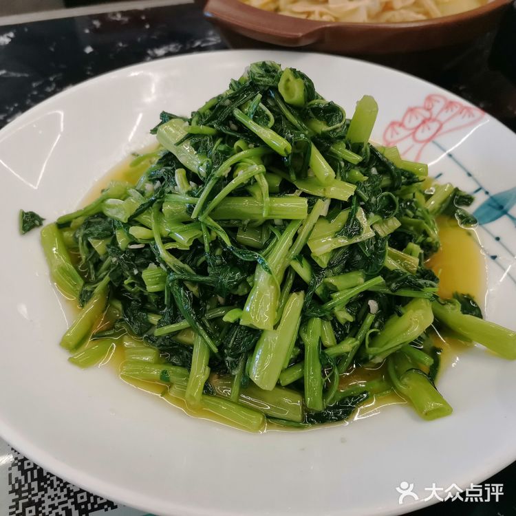 周末和姐妹一起去南新路上的稻山村吃饭，中午饭点已经有