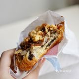 表面的咖啡奶酥配核桃也很经典 口感融合得无比丰富