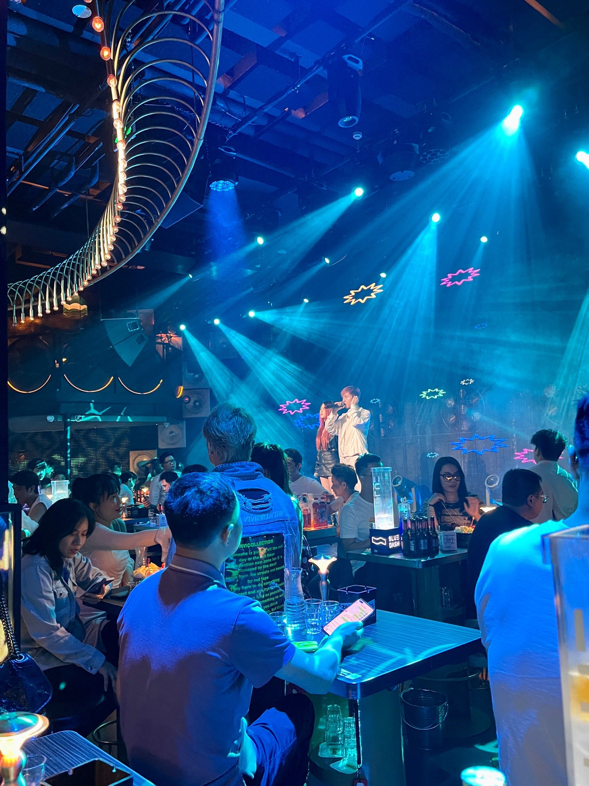 年轻活力节奏感很强的一家个性酒吧