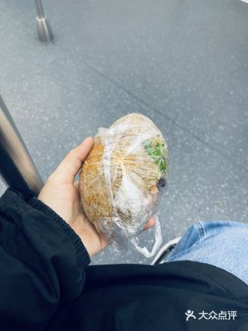 地铁口的#贵州糯米饭团，小姐姐给包了好多料