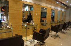 不像美发厅的剪发区~干净，整洁-美秀造型