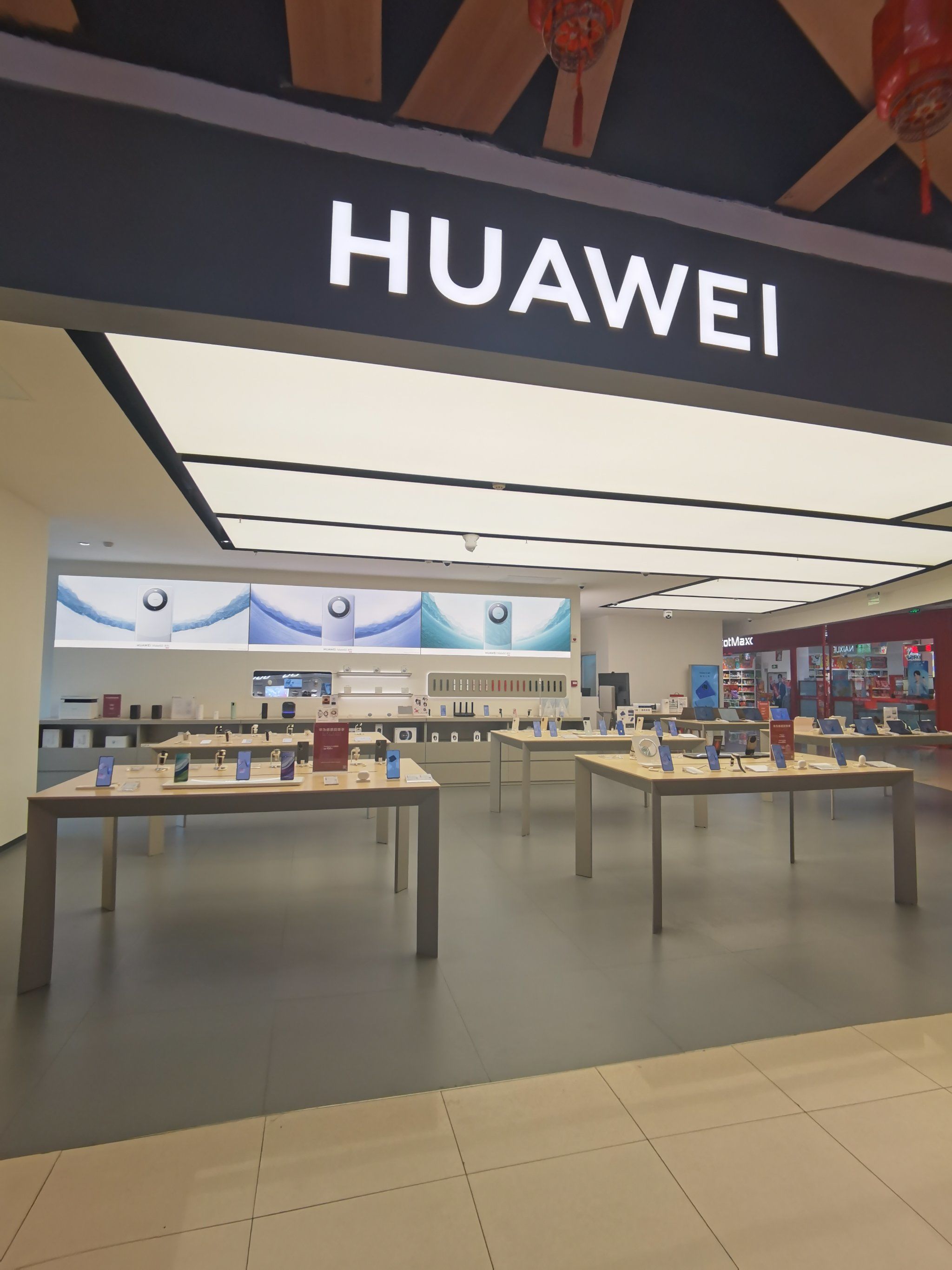 新世界百货的华为手机店