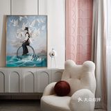 顶面金色双环吊灯，三面金色线条