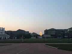 目光穿过操场，向北可见博雅塔-北京大学五四田径场