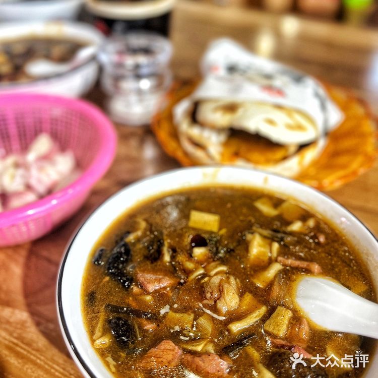 吃起来特别爽 牛肉夹馍肉给的实在 再夹个咸鸭蛋