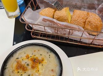 垫一点开下胃。牛肉饭比较实在，一大盘