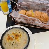 垫一点开下胃。牛肉饭比较实在，一大盘