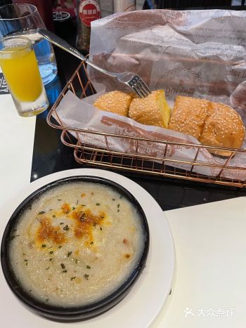垫一点开下胃。牛肉饭比较实在，一大盘