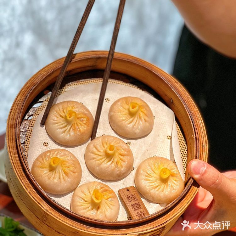 暑假来上海必打卡的蟹黄面