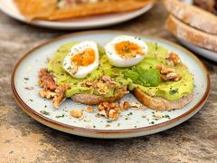 牛油果煮蛋吐司-RAC BAR(安福路店)