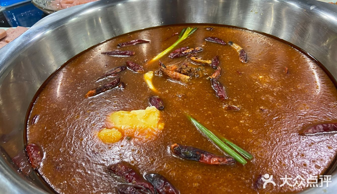 吃一顿正宗重庆火锅，醇厚的牛油锅底加上新鲜食材，真是爽歪歪。
