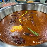 吃一顿正宗重庆火锅，醇厚的牛油锅底加上新鲜食材，真是爽歪歪。