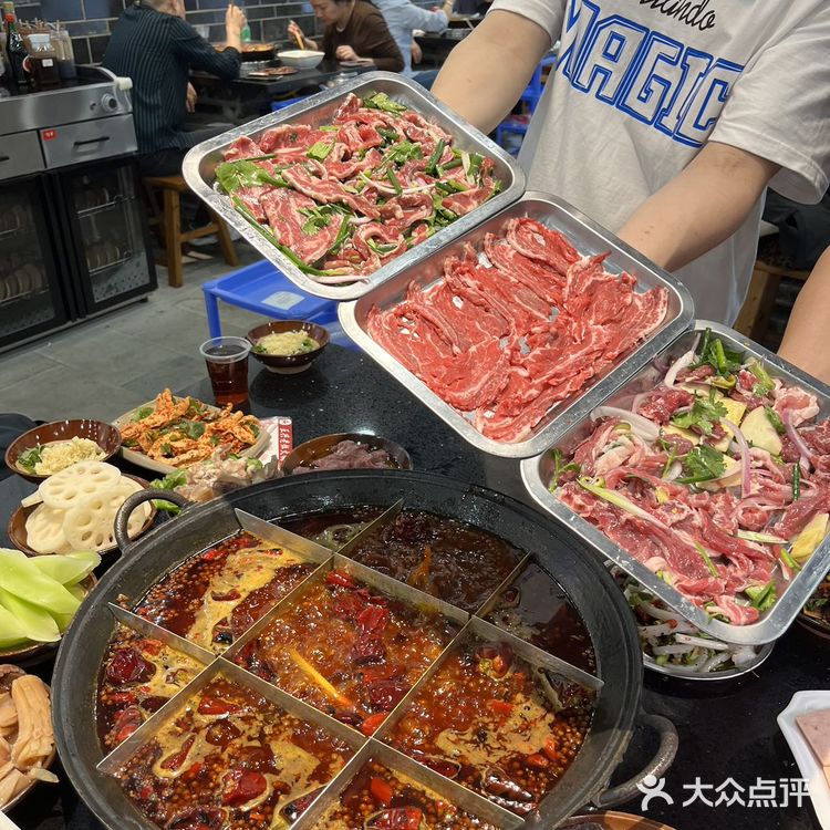 夏天来时代天街一定要冲这家火锅！鲜拌牛肉+冰镇水果捞
